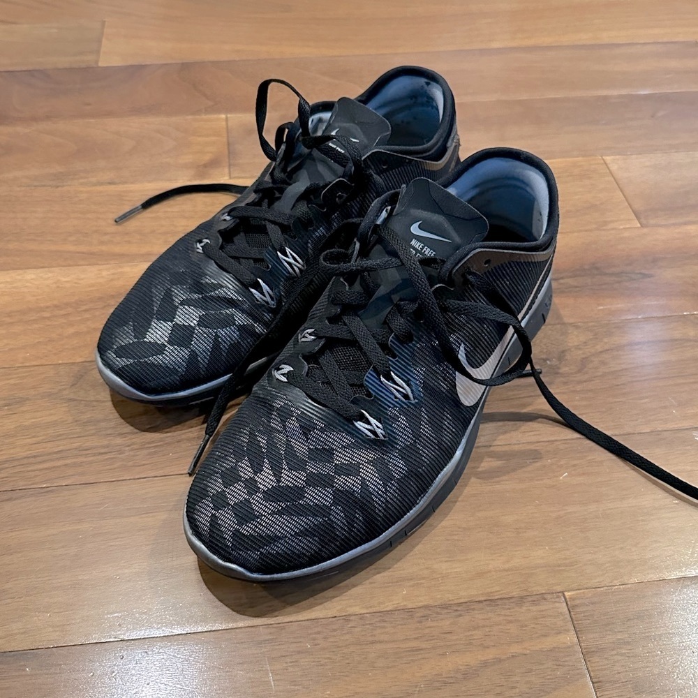 Nike Women's Black and Gray Patterned Sneakers